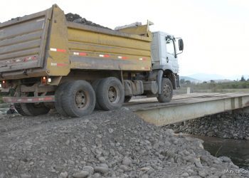 Con el apoyo de privados alcalde de La Calera logra instalar puente mecano para cruzar hacia el sector de Artificio