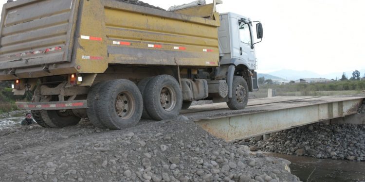 Con el apoyo de privados alcalde de La Calera logra instalar puente mecano para cruzar hacia el sector de Artificio
