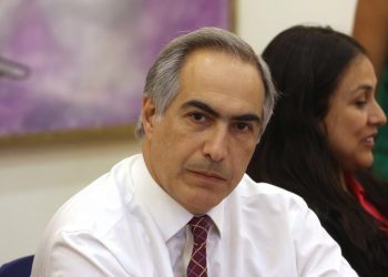 Senador Francisco Chahuán aclara que fotografía que circula por redes no es efectiva: «La figura presidencial se respeta siempre»