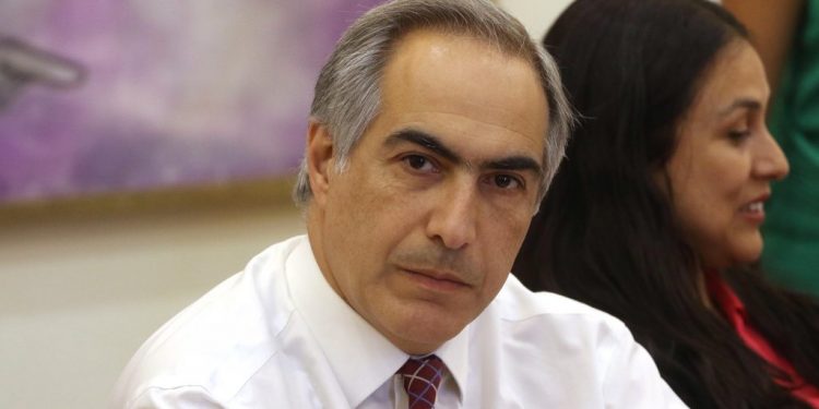 Senador Francisco Chahuán aclara que fotografía que circula por redes no es efectiva: «La figura presidencial se respeta siempre»