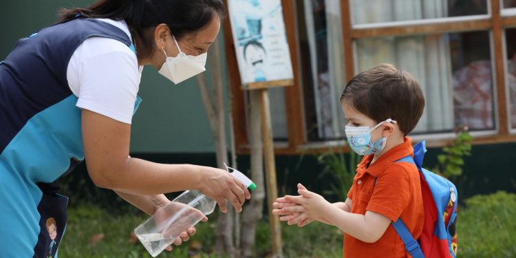Mineduc informa actualización del protocolo sanitario COVID-19 para establecimientos educacionales tras avance a escenario de Apertura