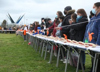 Inédito: en Limache se preparó un choripán de 100 metros de largo