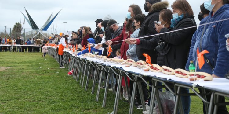 Inédito: en Limache se preparó un choripán de 100 metros de largo