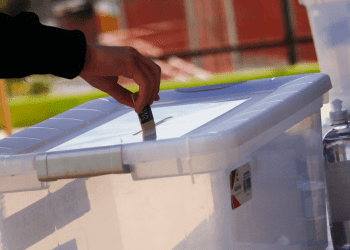 Cadem revela que un 76 % de los chilenos quiere un nuevo proceso constituyente