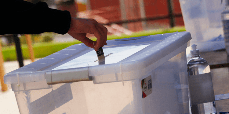 Cadem revela que un 76 % de los chilenos quiere un nuevo proceso constituyente