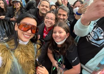 Dua Lipa sorprende a sus fans chilenos afuera de su hotel a pocas horas de su concierto en el Estadio Bicentenario de La Florida