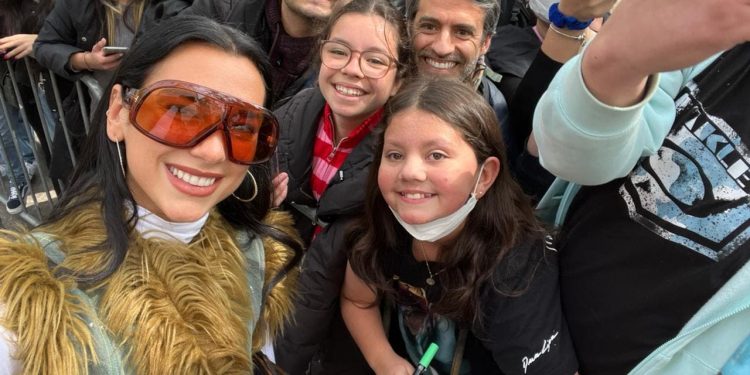 Dua Lipa sorprende a sus fans chilenos afuera de su hotel a pocas horas de su concierto en el Estadio Bicentenario de La Florida