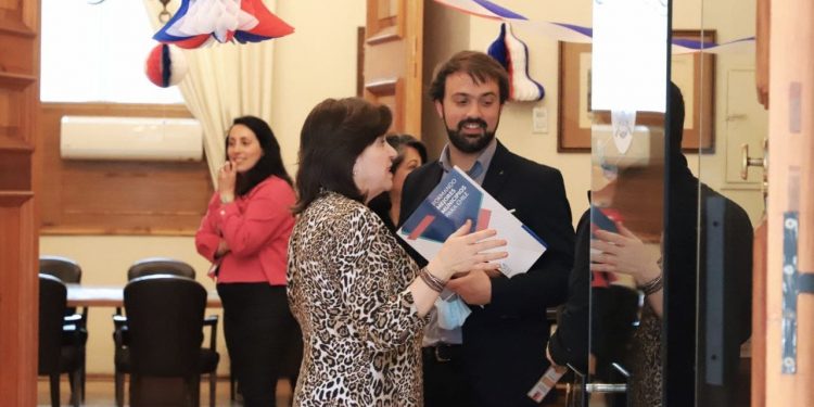 Alcalde Sharp se reúne con ministra Ana Lya Uriarte para impulsar agenda legislativa para los territorios