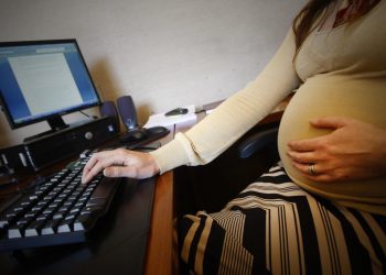 Ley permitirá a embarazadas teletrabajar durante un estado de excepción o alerta sanitaria