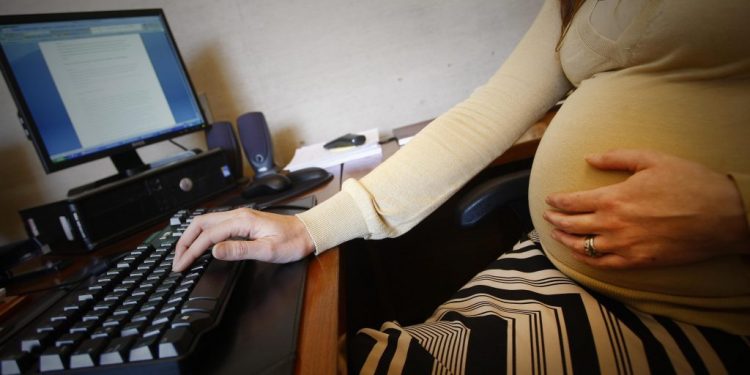 Ley permitirá a embarazadas teletrabajar durante un estado de excepción o alerta sanitaria