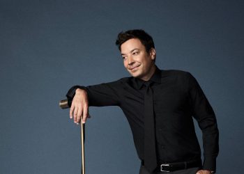 Jimmy Fallon se «mofa» de Boric por fotografía presidencial: «Parece presidente de un crucero»