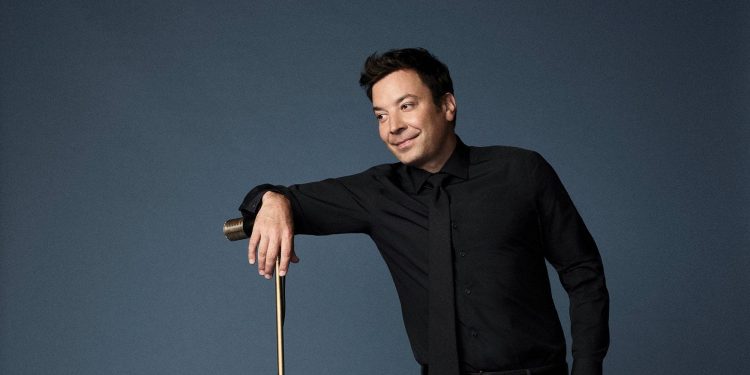 Jimmy Fallon se «mofa» de Boric por fotografía presidencial: «Parece presidente de un crucero»