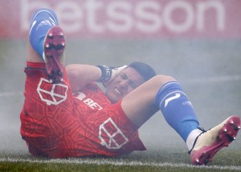 Último minuto: suspenden partido entre la Universidad Católica y la «U» tras lanzamiento de bengala al campo de juego