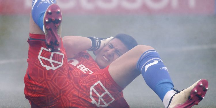 Último minuto: suspenden partido entre la Universidad Católica y la «U» tras lanzamiento de bengala al campo de juego