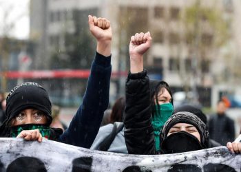Manifestaciones estudiantiles obligan a Metro a cerrar estaciones de la Línea 1 y ministra Tohá condena hechos de violencia