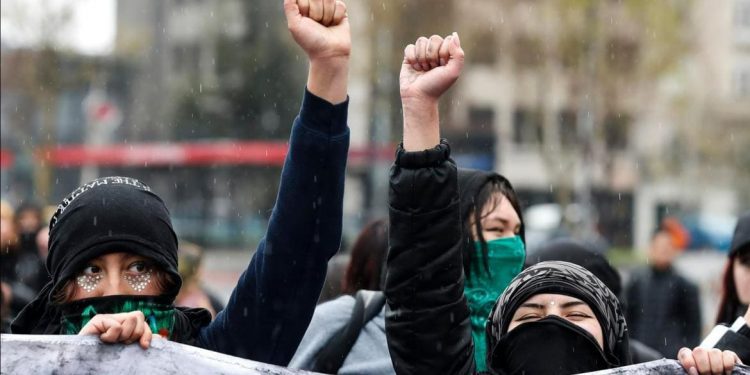 Manifestaciones estudiantiles obligan a Metro a cerrar estaciones de la Línea 1 y ministra Tohá condena hechos de violencia