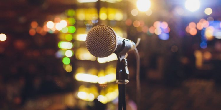 Avanza norma que facilita la ampliación de patentes de alcohol en establecimientos de espectáculos musicales en vivo