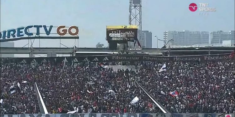 Colapsa techo del sector Tribuna del Estadio Monumental durante arengazo por partido entre Colo Colo y la Universidad Católica
