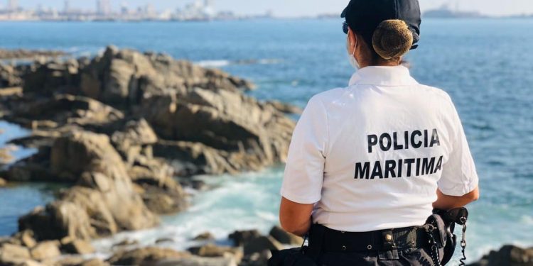 Por mar y tierra la Armada continúa la búsqueda de joven que desapareció en la quebrada Las Lúcumas de Playa Ancha