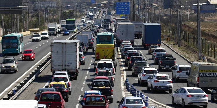 Carabineros informa que más de 444 mil vehículos dejaron la región Metropolitana en estas fiestas