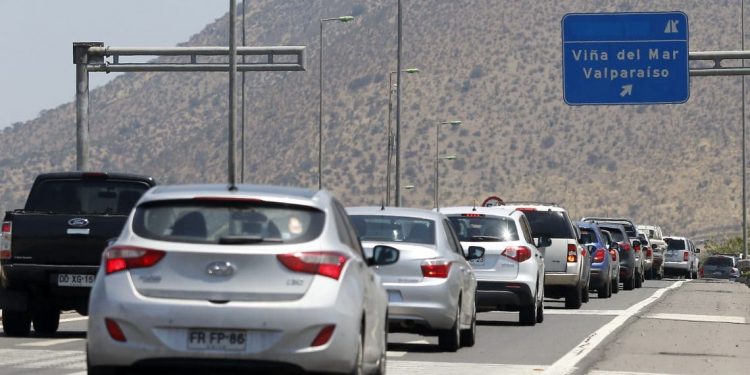 Balance preliminar de Carabineros por fin de semana largo: 250 mil vehículos ya salieron de la RM y se reportan seis fallecidos
