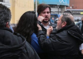 Hermano del Presidente sufre agresión de sujetos en las afueras de la casa central de la Universidad de Chile