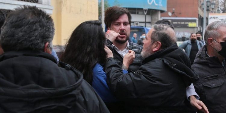 Hermano del Presidente sufre agresión de sujetos en las afueras de la casa central de la Universidad de Chile