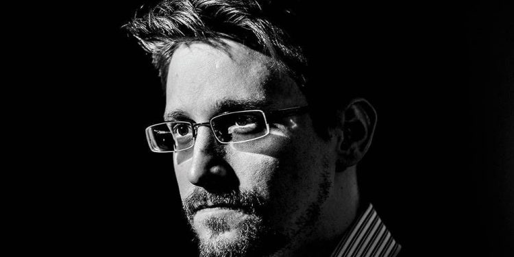 Vladimir Putin otorga la nacionalidad rusa a Edward Snowden