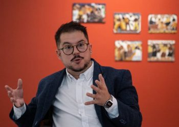 Declaraciones de embajador Velasco «enciende la pradera» en exautoridades de la Concertación: «Debe ser prudente, atinado y criterioso»