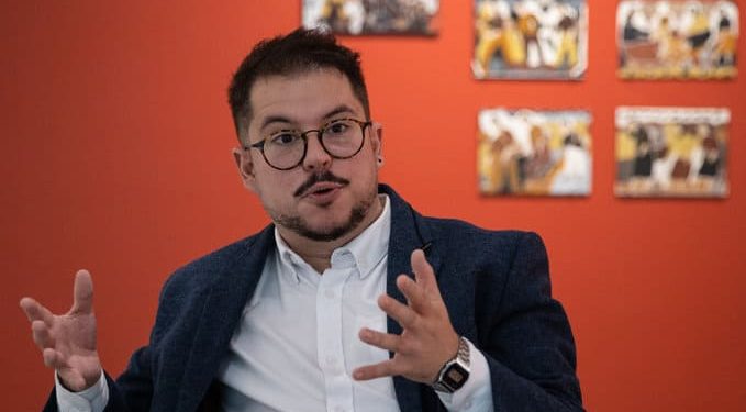 Declaraciones de embajador Velasco «enciende la pradera» en exautoridades de la Concertación: «Debe ser prudente, atinado y criterioso»