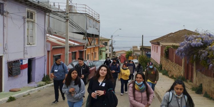 Estudiantes de la UPLA realizan censo vecinal en Playa Ancha