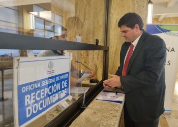 Alcaldes AMUCH solicitan a contralor suspender aplicación de dictamen que obliga traspasar honorarios a contrata