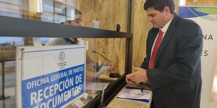 Alcaldes AMUCH solicitan a contralor suspender aplicación de dictamen que obliga traspasar honorarios a contrata