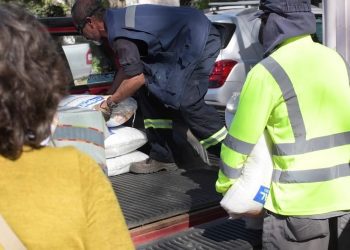 Agricultores de pueblos rurales de Villa Alemana recibieron fertilizantes para sus siembras