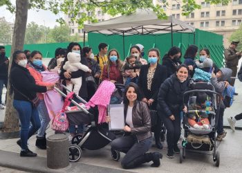 Senadora Gatica y madres de lactantes llegaron a La Moneda para entregar carta al Presidente solicitando extensión de posnatal de emergencia