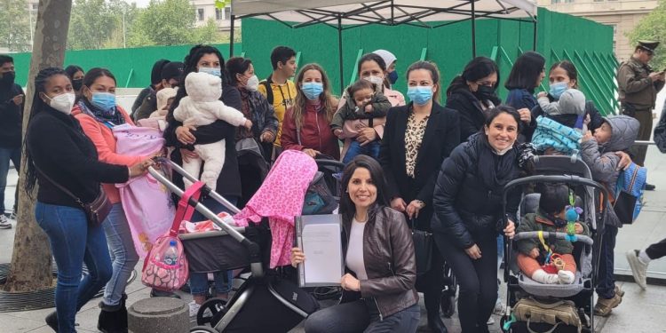 Senadora Gatica y madres de lactantes llegaron a La Moneda para entregar carta al Presidente solicitando extensión de posnatal de emergencia