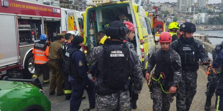 Armada rescató a hombre en peligro de inmersión en Viña del Mar