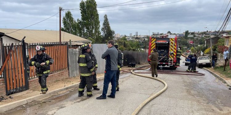 Municipio desplegó equipos y ayuda social en dos incendios registrados hoy en Viña del Mar