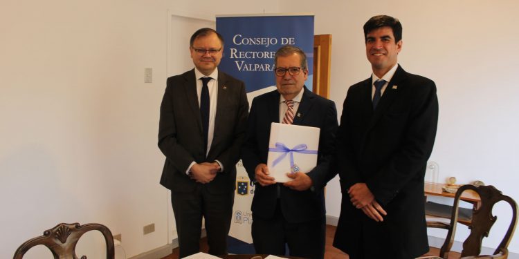 Rector Sanhueza presidió sesión del CRUV por última vez