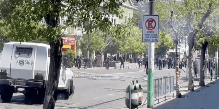 Último minuto / Encapuchados se enfrentan a Carabineros en los rededores del Congreso Nacional en Valparaíso