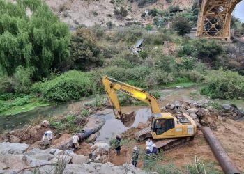 Equipos de Esval trabajan en reparación de colector de aguas servidas en sector puente Las Cucharas