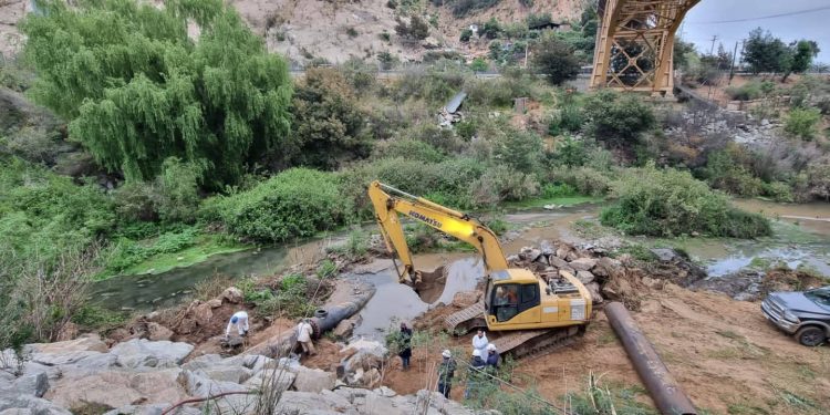 Equipos de Esval trabajan en reparación de colector de aguas servidas en sector puente Las Cucharas