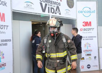 El Cuerpo de Bomberos de Santiago realiza VII Versión de «Corremos por la Vida» en La Gran Torre Costanera