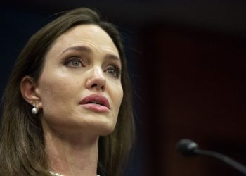 Angelina Jolie denuncia que Brad Pitt «estranguló y golpeó» a uno de sus hijos durante una pelea