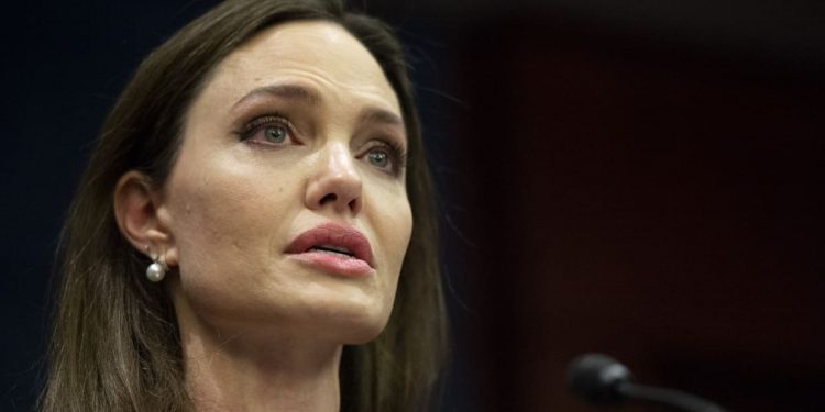 Angelina Jolie denuncia que Brad Pitt «estranguló y golpeó» a uno de sus hijos durante una pelea