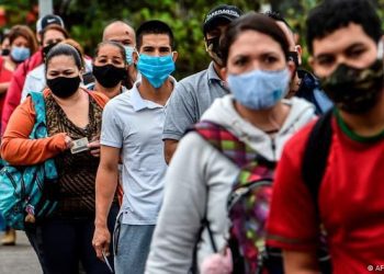 Presidente del Colegio Médico de Valparaíso insta al uso de mascarillas en áreas de mala ventilación ante aumento de contagios de Covid-19