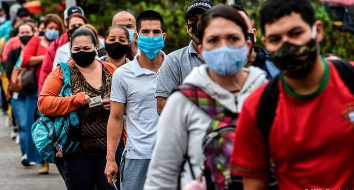 Presidente del Colegio Médico de Valparaíso insta al uso de mascarillas en áreas de mala ventilación ante aumento de contagios de Covid-19