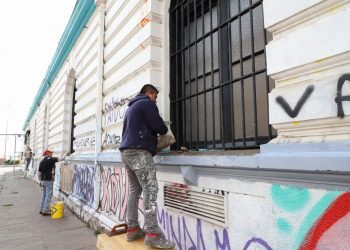 Comercio y vecinos se motivan pintando las fachadas de sus locales impulsados por el avance de Proyecto Arcoíris
