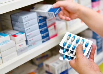 Diputado Celis por posible huelga de trabajadores de farmacias: «Las isapres deben asegurar la entrega de medicamentos para usuarios del GES»