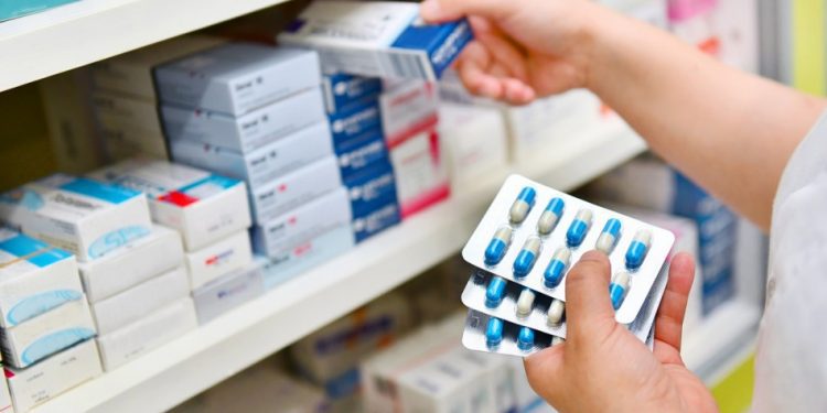 Diputado Celis por posible huelga de trabajadores de farmacias: «Las isapres deben asegurar la entrega de medicamentos para usuarios del GES»